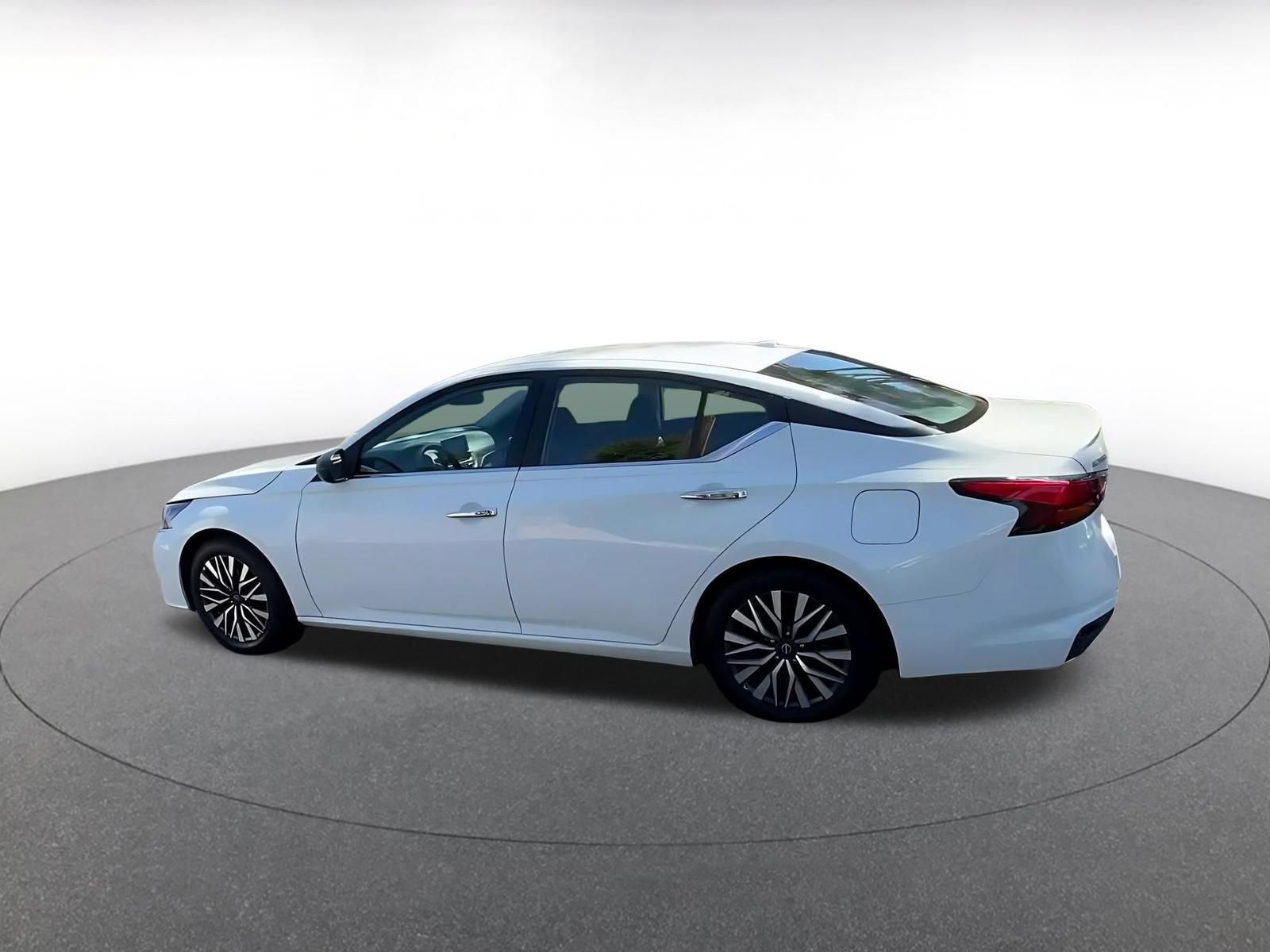 Used 2025 Nissan Altima 2.5 SV FWD image 9