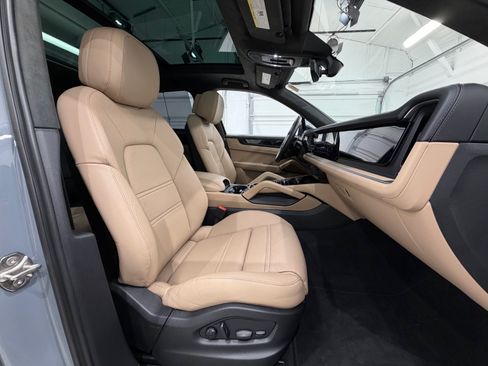 Certified 2025 Porsche Cayenne GTS AWD/4WD image 25