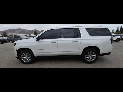 Used 2025 Chevrolet Suburban Premier AWD/4WD image 7
