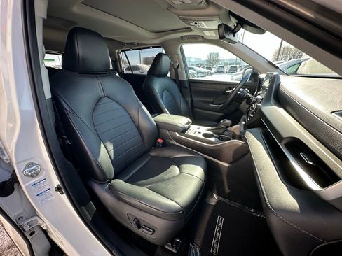 Used 2021 Toyota Highlander XLE image 38