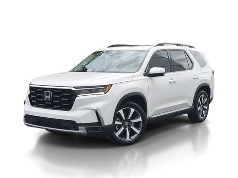Used 2025 Honda Pilot Touring image 1