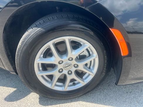 Used 2023 Chrysler Pacifica Touring-L FWD image 10
