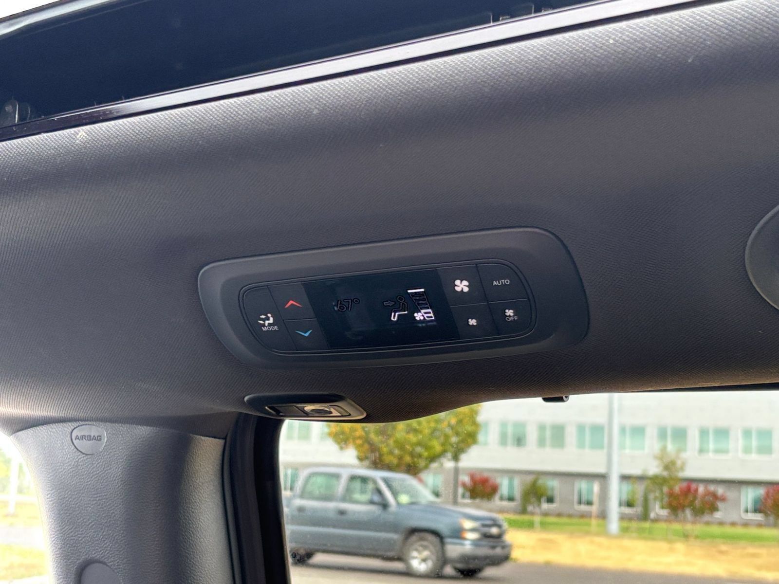 Used 2025 Chrysler Pacifica Limited FWD image 25