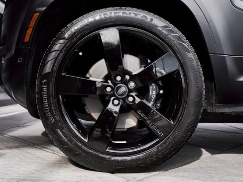 Used 2025 Land Rover Defender 110 V8 image 3