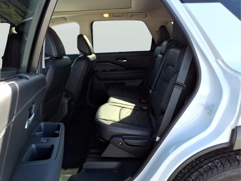 Used 2025 Nissan Pathfinder Platinum w/ Cargo Package AWD/4WD image 32