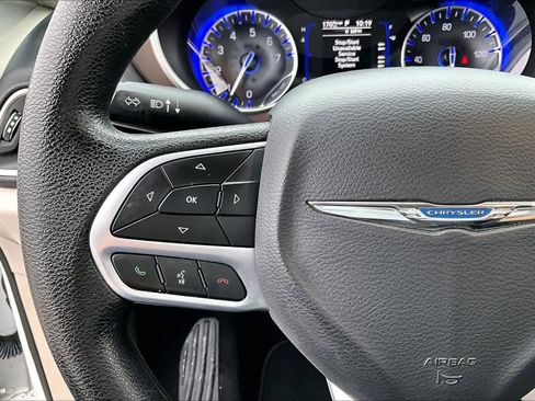 Used 2021 Chrysler Voyager Lxi image 23