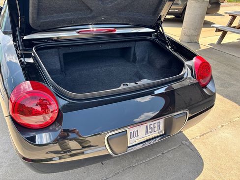 Used 2005 Ford Thunderbird RWD image 8