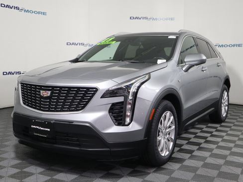 Used 2023 Cadillac XT4 Luxury w/ Cold Weather Package FWD image 11