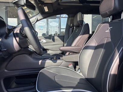New 2026 Chrysler Pacifica Limited w/ S Appearance Package