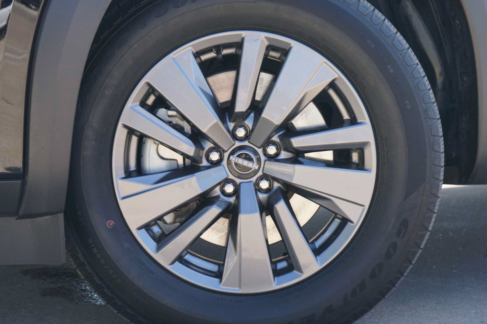 Used 2025 Nissan Pathfinder SV FWD image 2