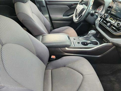 Used 2021 Toyota Highlander LE FWD image 12