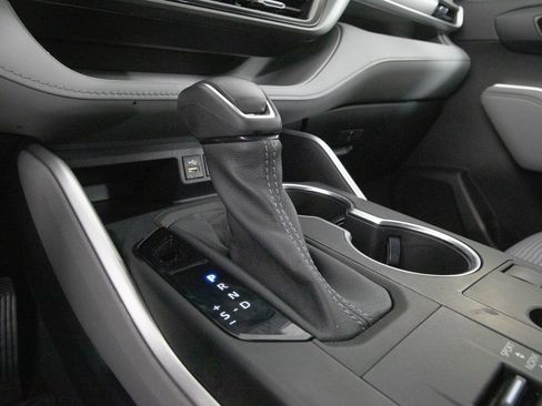 Used 2023 Toyota Highlander LE image 25