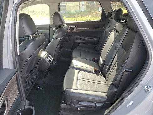 Used 2022 Kia Sorento S image 10
