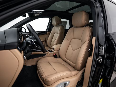Certified 2026 Porsche Macan AWD/4WD image 5