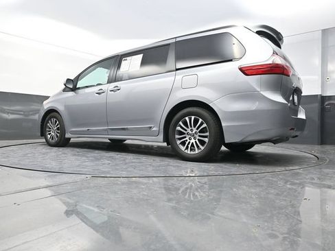 Used 2018 Toyota Sienna XLE FWD image 32