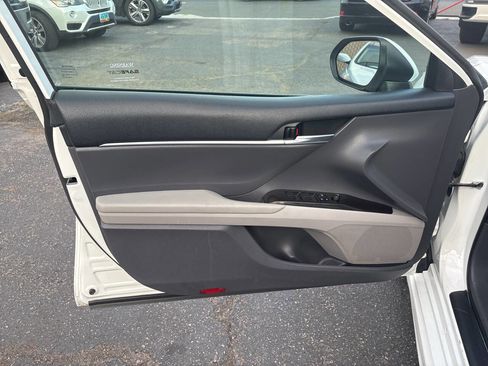 Used 2022 Toyota Camry SE FWD image 14