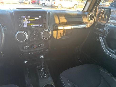 Used 2017 Jeep Wrangler Unlimited Sahara image 9