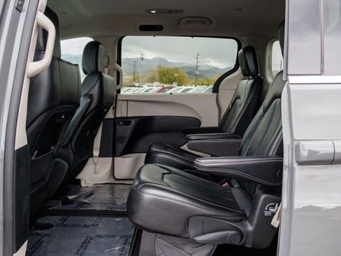 Used 2023 Chrysler Pacifica Touring-L FWD image 8