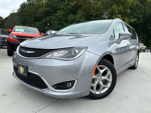 Used 2018 Chrysler Pacifica Touring-L w/ Tire & Wheel Group FWD image 3