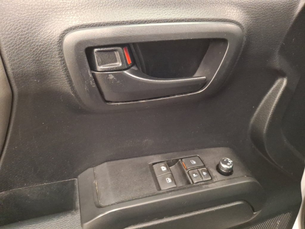 Used 2018 Toyota Tacoma SR AWD/4WD image 12