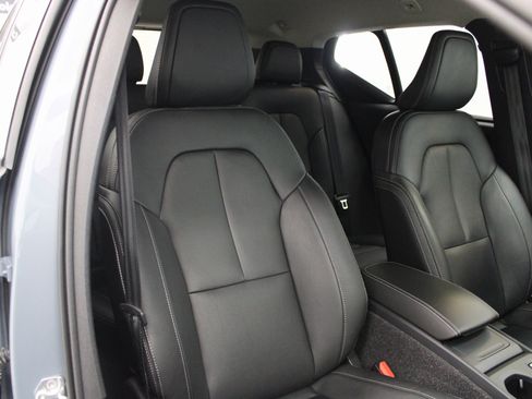 Used 2021 Volvo XC40 T5 Momentum image 34