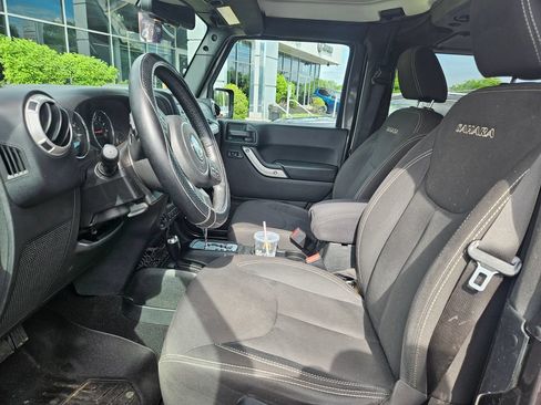 Used 2017 Jeep Wrangler Sahara w/ Connectivity Group AWD/4WD image 8