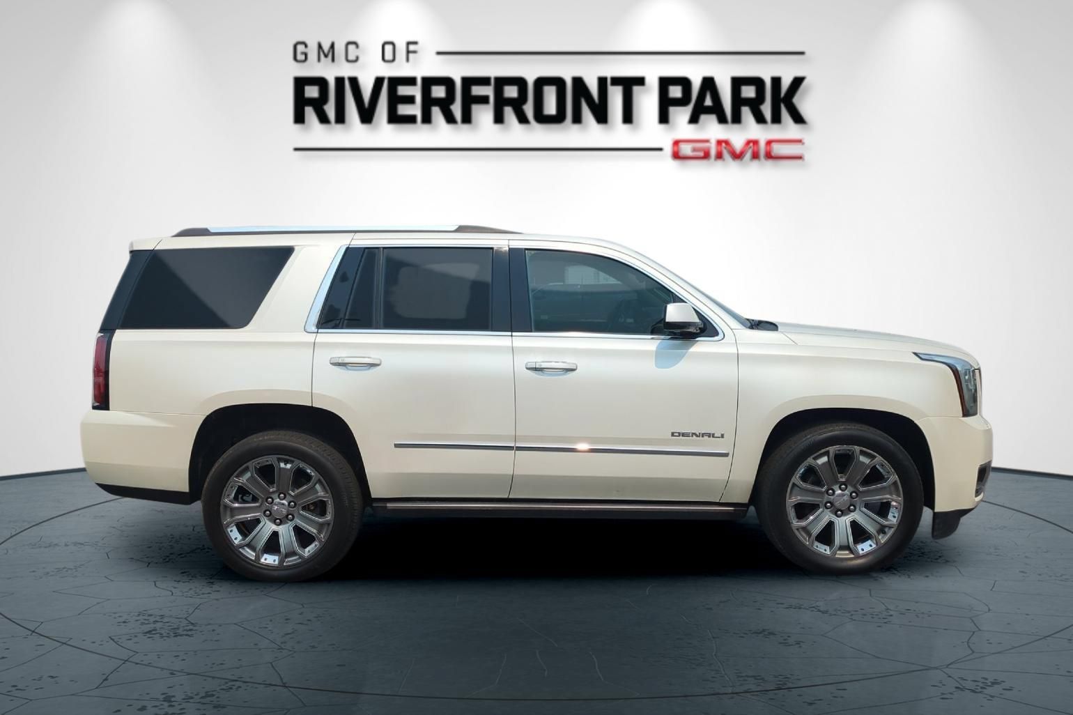 Used 2015 GMC Yukon Denali w/ Premium Package AWD/4WD image 2