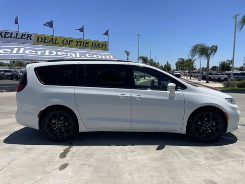 Used 2021 Chrysler Pacifica Touring-L w/ Uconnect Theater Family Group FWD image 9