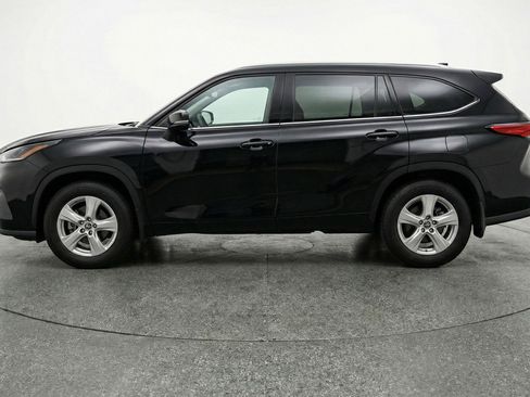 Used 2025 Toyota Highlander LE FWD image 5