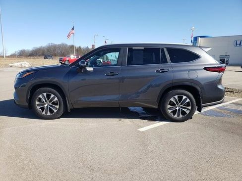 Used 2023 Toyota Highlander XLE image 9