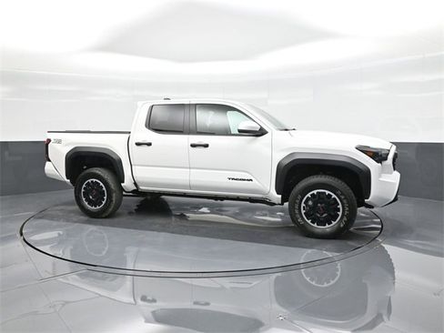 Used 2024 Toyota Tacoma TRD Off-Road image 17