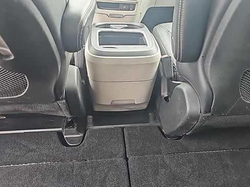 Used 2022 Chrysler Pacifica Touring-L image 18