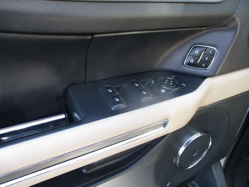 Used 2024 Ford Expedition XLT RWD image 5