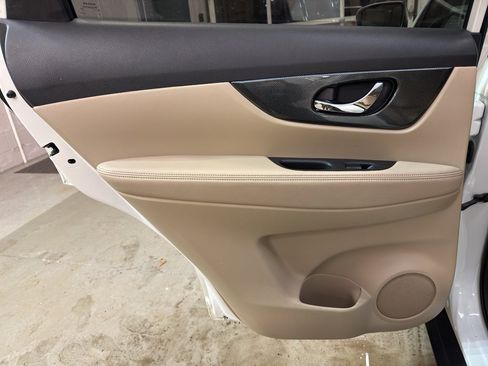 Used 2016 Nissan Rogue SL w/ SL Premium Package image 29