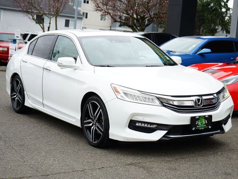 Used 2017 Honda Accord Touring image 7