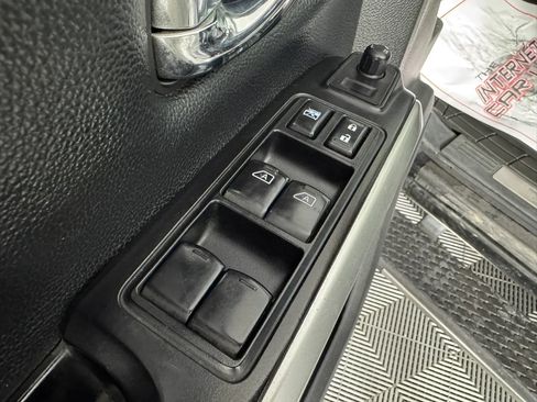 Used 2017 Nissan Titan SV AWD/4WD image 35