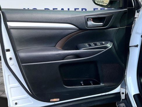 Used 2017 Toyota Highlander XLE image 19