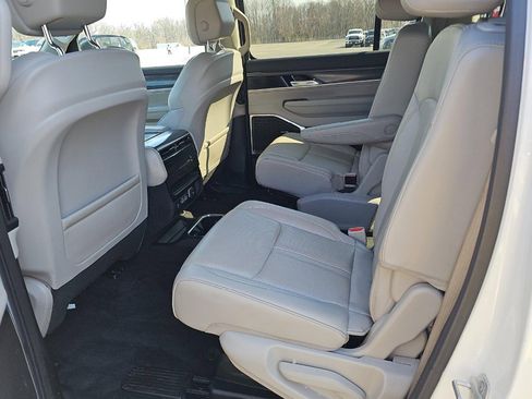 Used 2023 Jeep Wagoneer Series II w/ HD Trailer Tow Package image 10