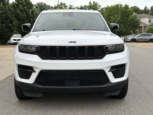 Used 2023 Jeep Grand Cherokee Altitude AWD/4WD image 8