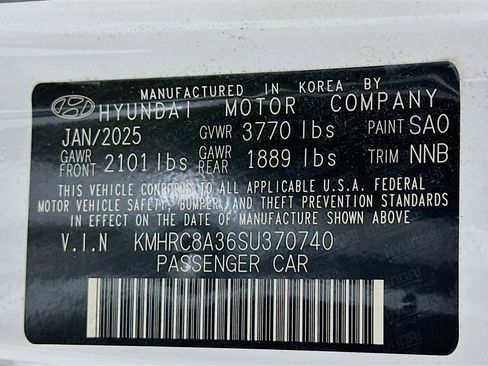 Used 2025 Hyundai Venue Limited image 12