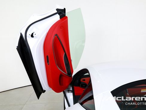 Used 2025 McLaren Artura RWD image 11