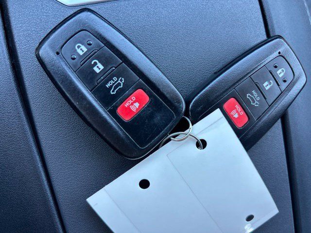 Used 2021 Toyota Highlander XLE AWD/4WD image 28