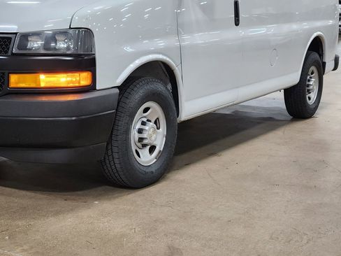 Used 2021 Chevrolet Express 3500 w/ Driver Convenience Package RWD image 17