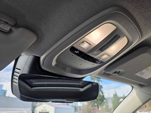 Used 2025 Volvo XC40 B5 Plus image 31