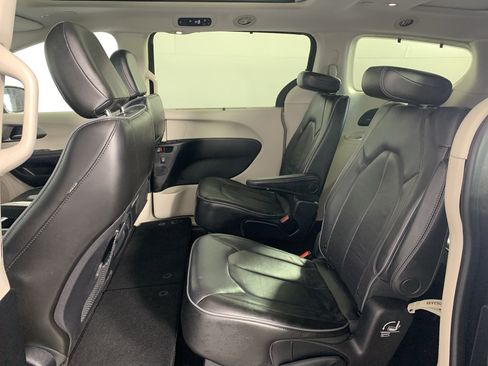 Used 2019 Chrysler Pacifica Limited FWD image 31