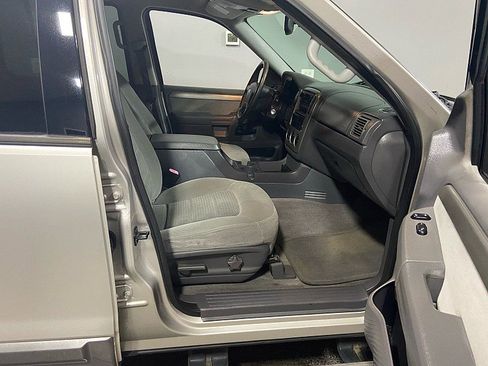 Used 2004 Ford Explorer XLT image 13