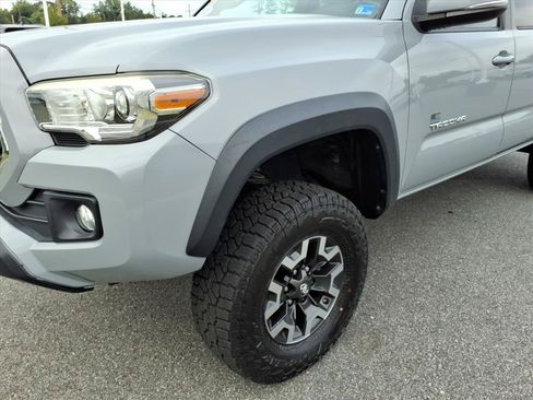 Used 2019 Toyota Tacoma TRD Off-Road AWD/4WD image 9