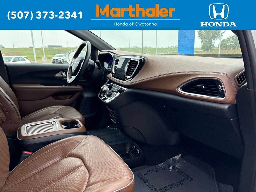 Used 2020 Chrysler Pacifica Limited w/ Tire & Wheel Group FWD image 22