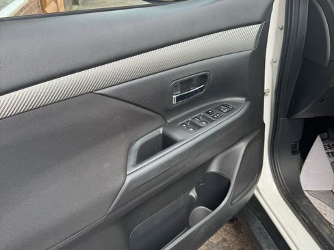 Used 2018 Mitsubishi Outlander ES image 6