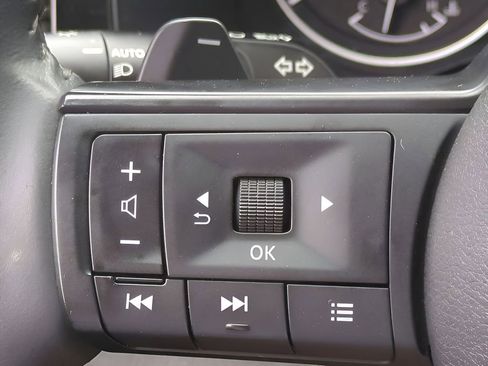 Used 2025 Nissan Pathfinder SV FWD image 20
